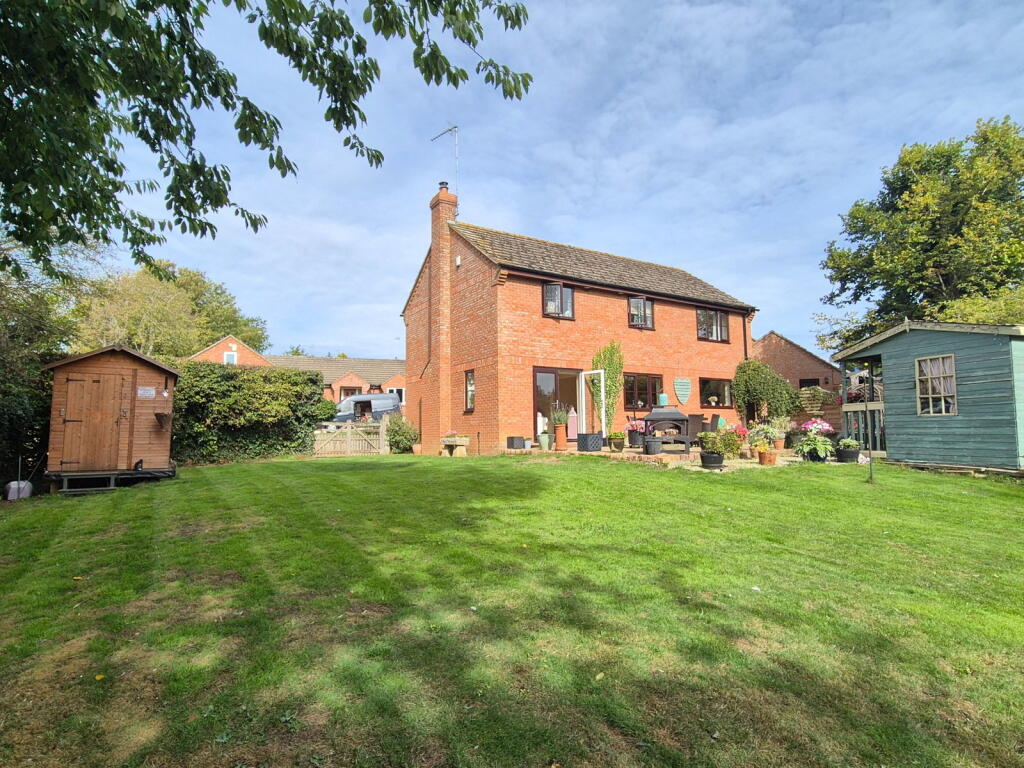 4-bed detached on Farebrother Close, BYFIELD, Northamptonshire, £700,000