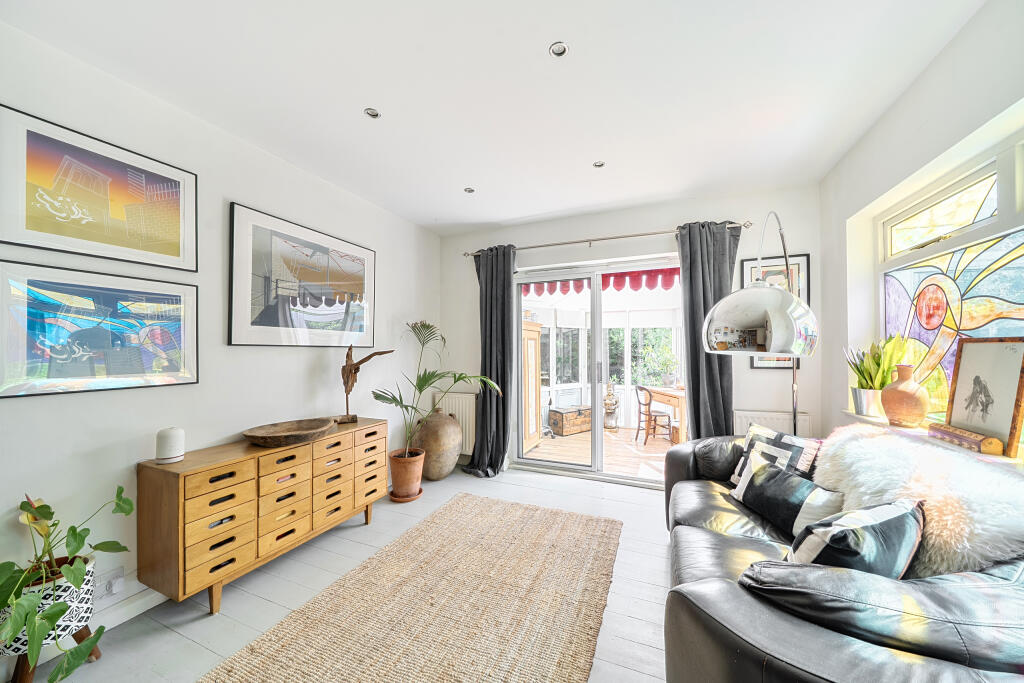 House in Dacorum, Kings Langley - More