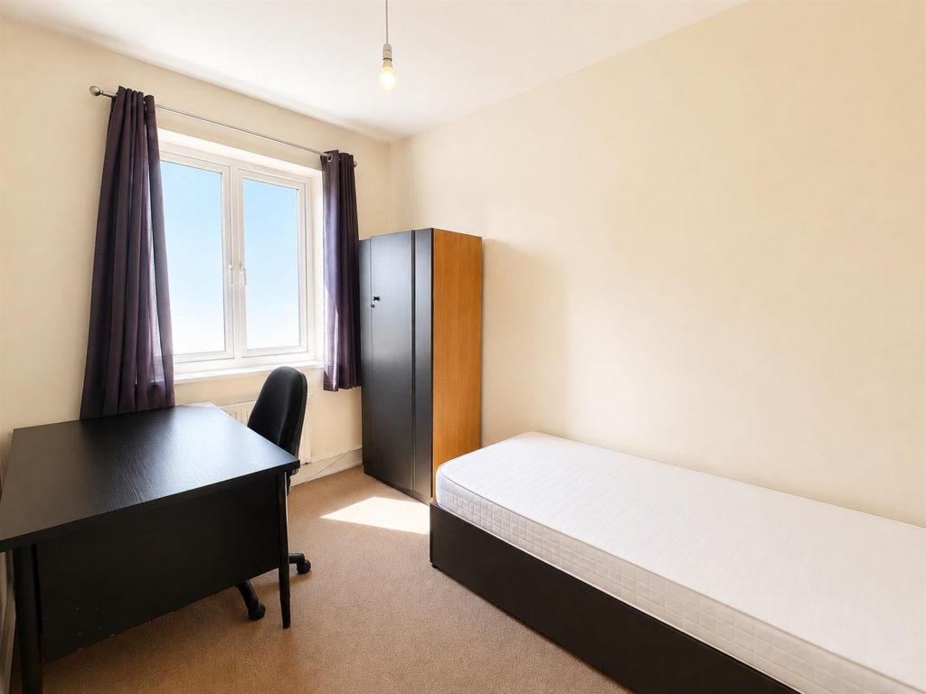 Apartment in Southall - View 4