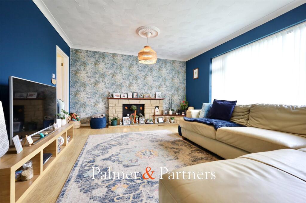 Aylesbury Drive, Holland-on-Sea, Clacton-on-Sea, Essex, CO15 photo 3