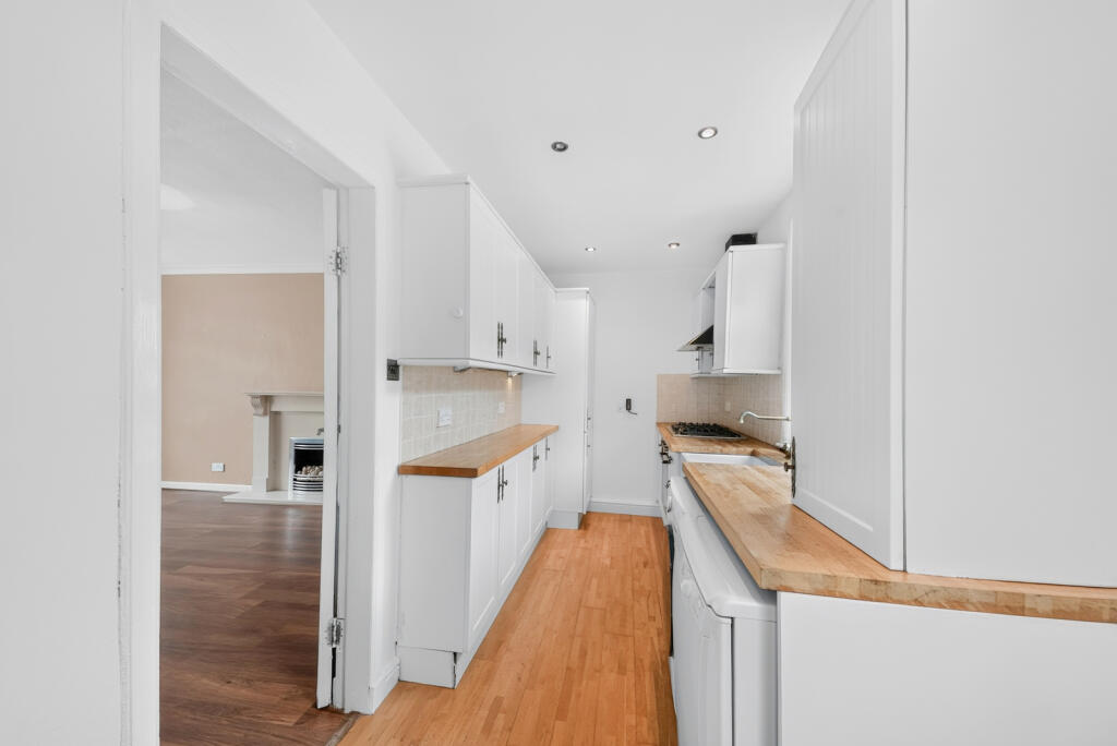 House in Glasgow, Alyth, Stamperland - View 4