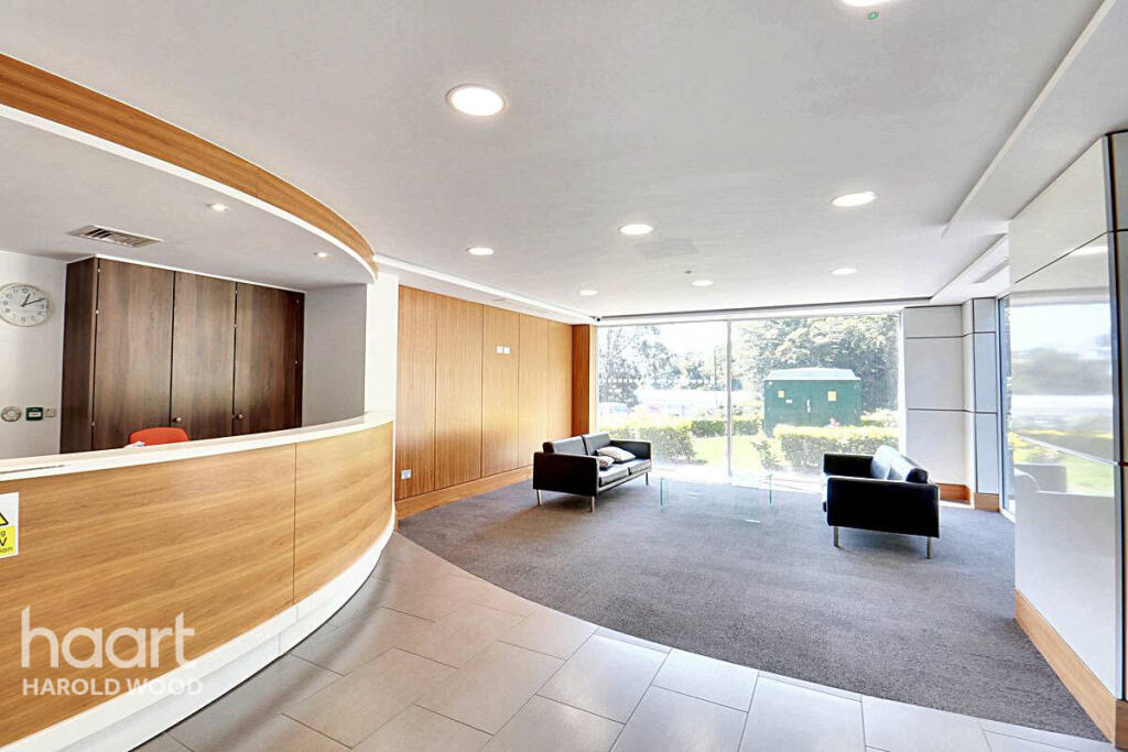 2-bed flat on Hubert Road, Brentwood, £275,000