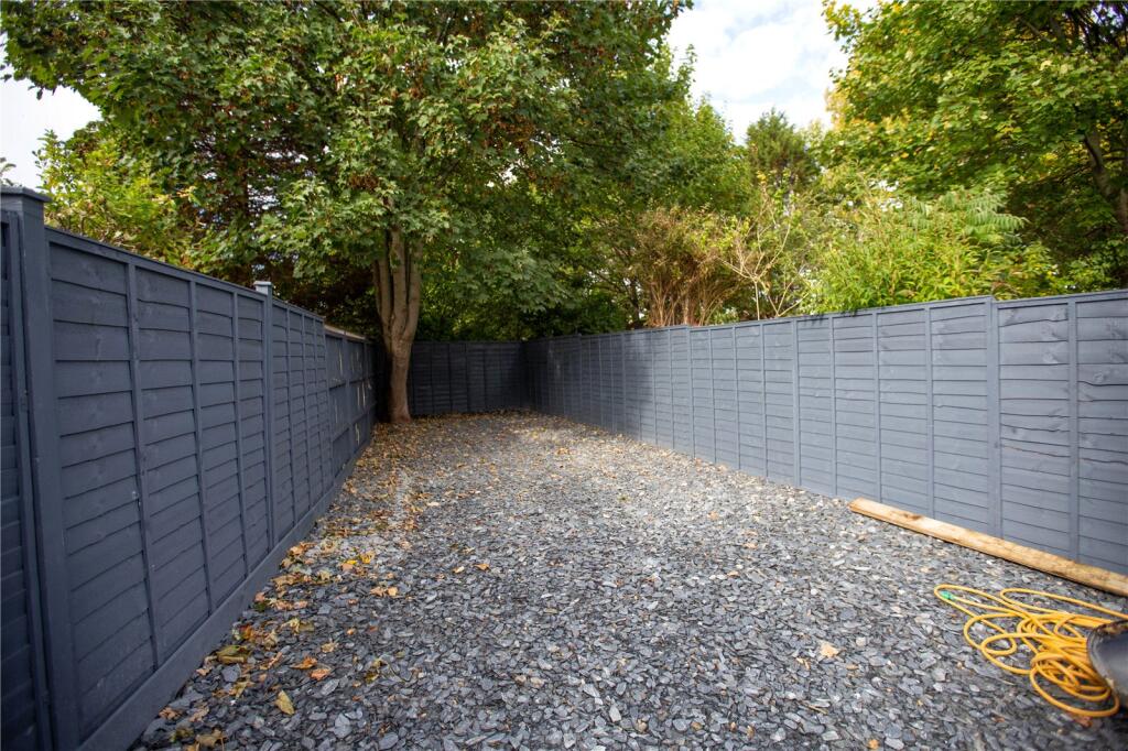 6 bedroom semi-detached house for rent