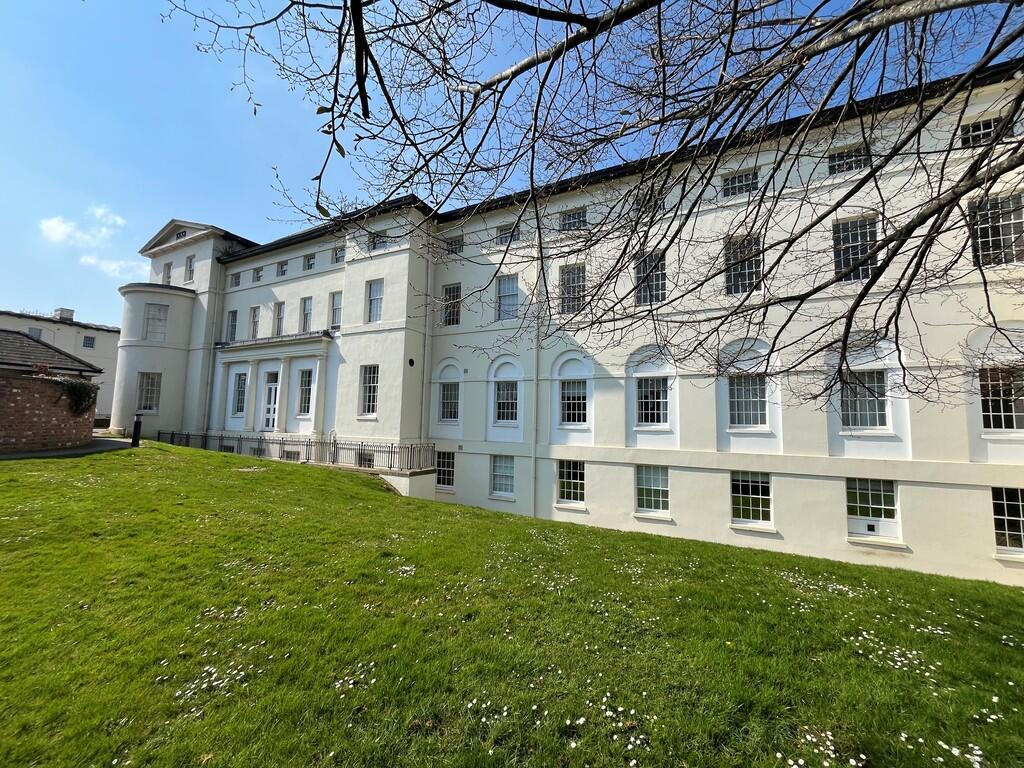 2-bed flat on The Crescent, Gloucester, £139,950