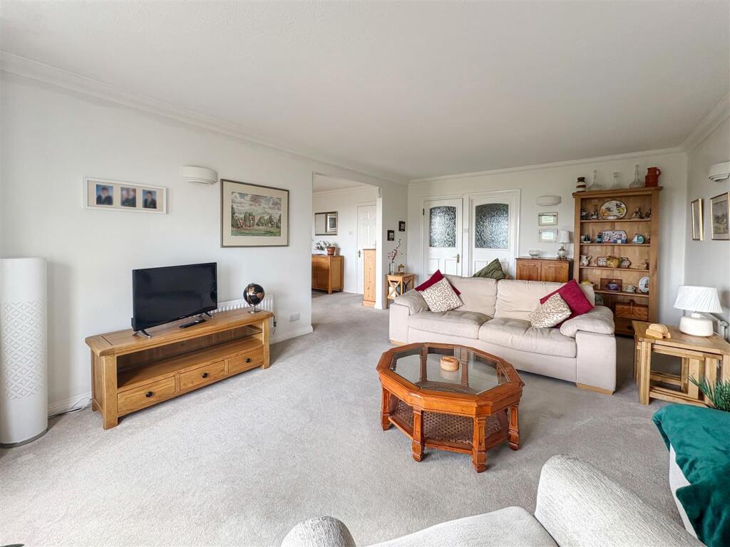 Beach Crescent, Littlehampton photo 5