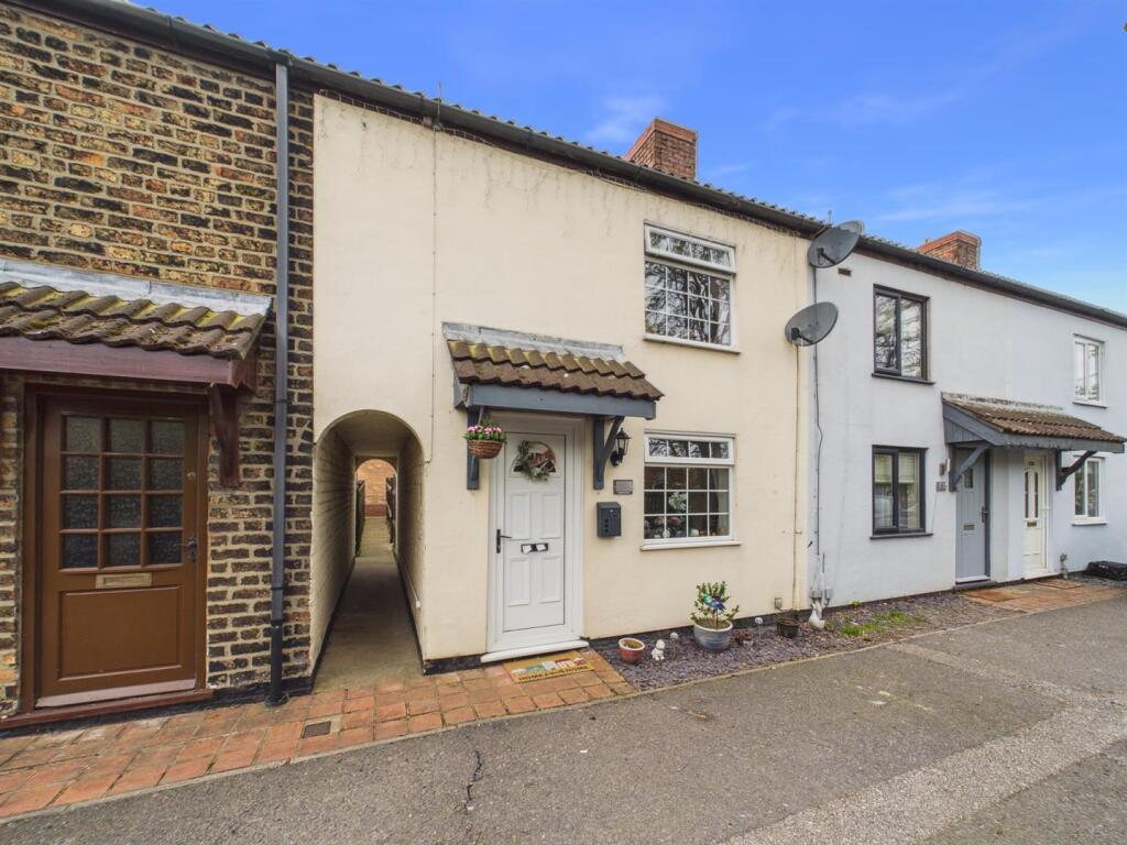 2-bed terraced on Leakes Row, Louth, £150,000