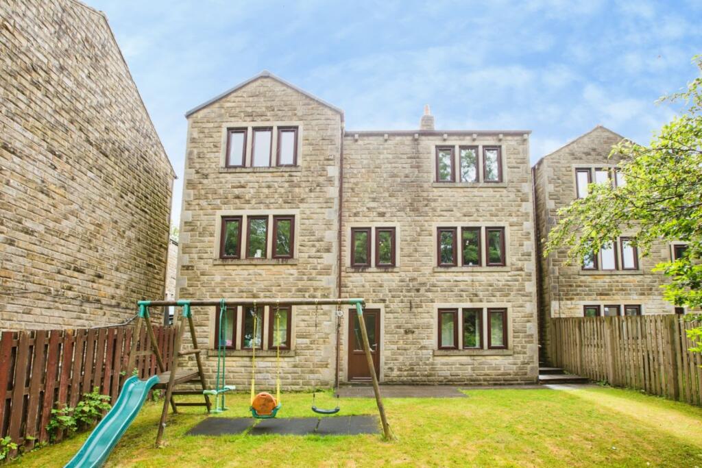 April Gardens, Bradford, BD13 photo 2
