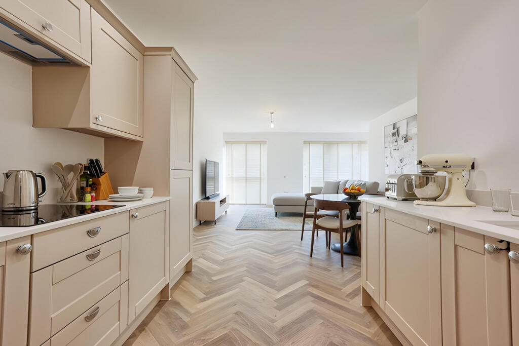 Apartment in Southend-on-Sea - View 3