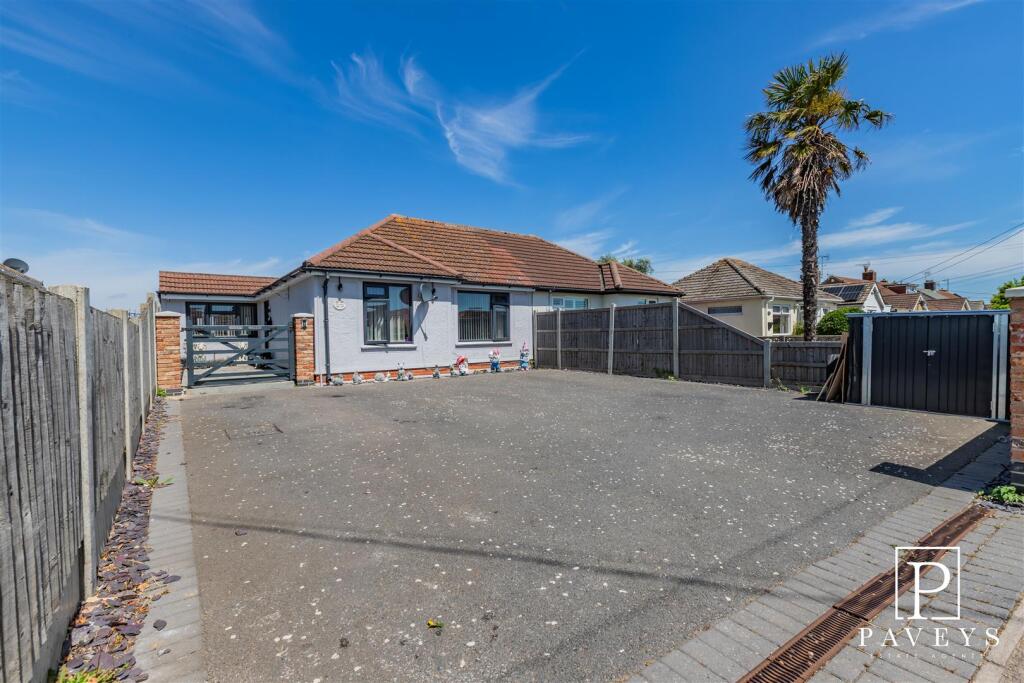 3-bed bungalow on Little Clacton Road, Great Holland, Frinton-On-Sea, £400,000