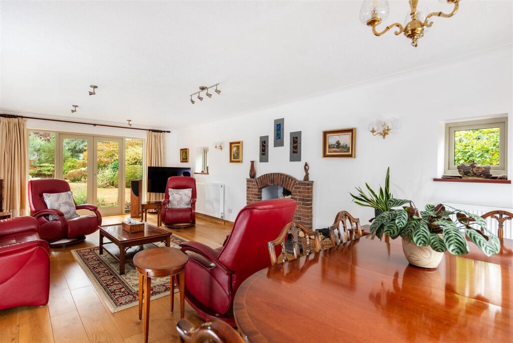 House in Rugby, Frankton - More