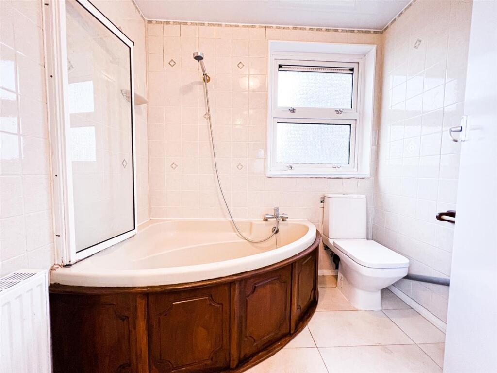 Apartment in Ilford - View 4