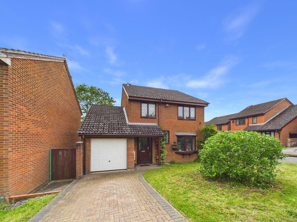 Main image of property: Ballamoor Close, Calcot, RG31