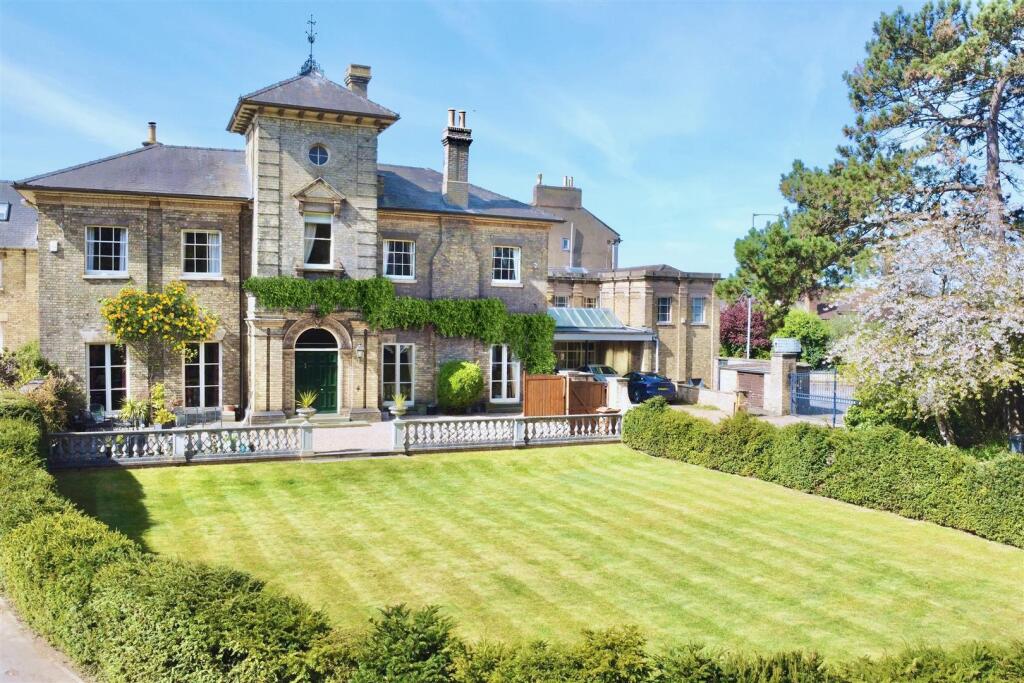 Main image of property: Glandore House, The Pines, Sleaford