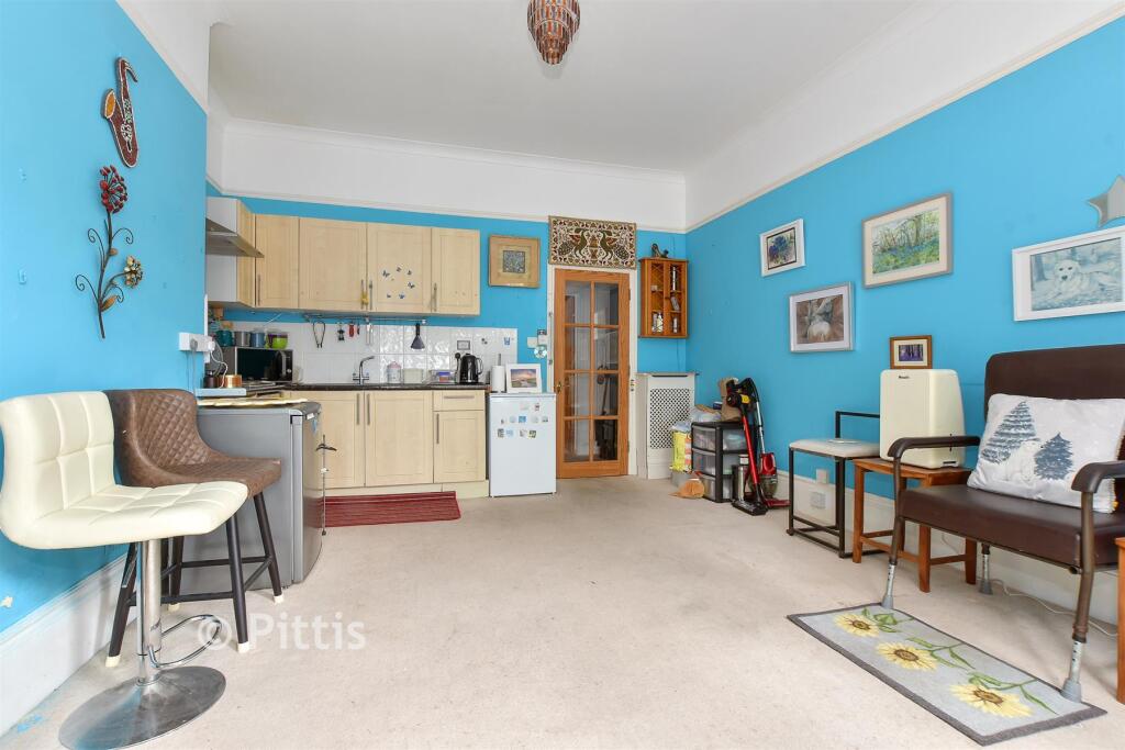 Apartment in Sandown, Yaverland - View 3
