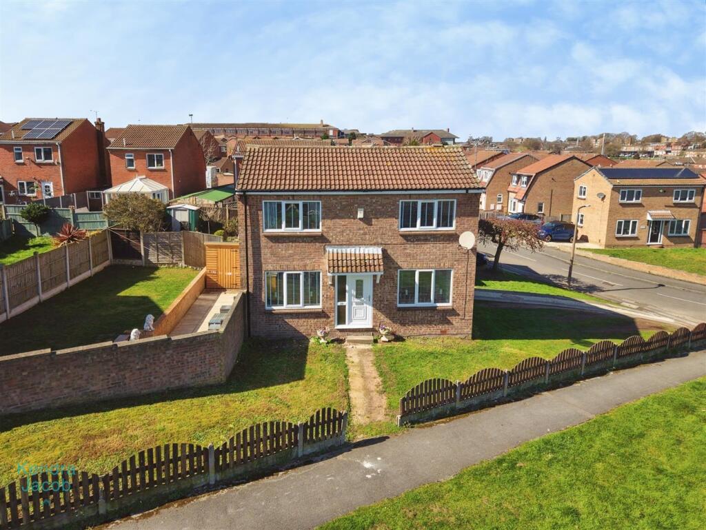 3-bed detached on Larwood Avenue, Worksop, £200,000