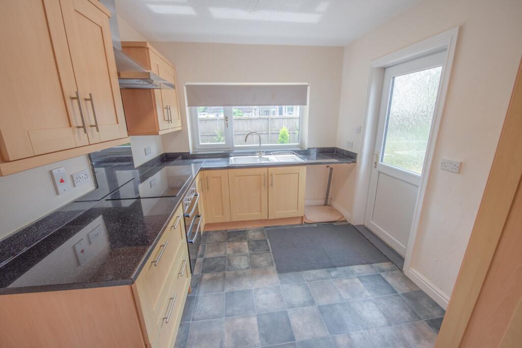 31 Lyon Road, Eastburn BD20 8UY  photo 2