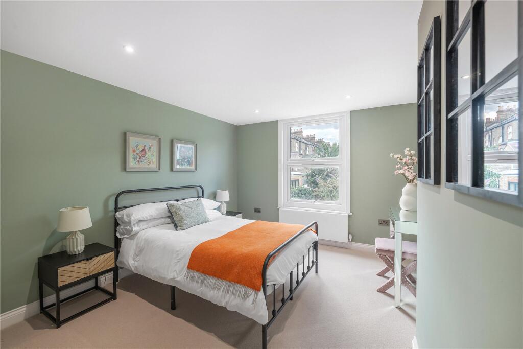 Apartment in London, Blenheim Gardens Estate, Streatham Hill - View 5
