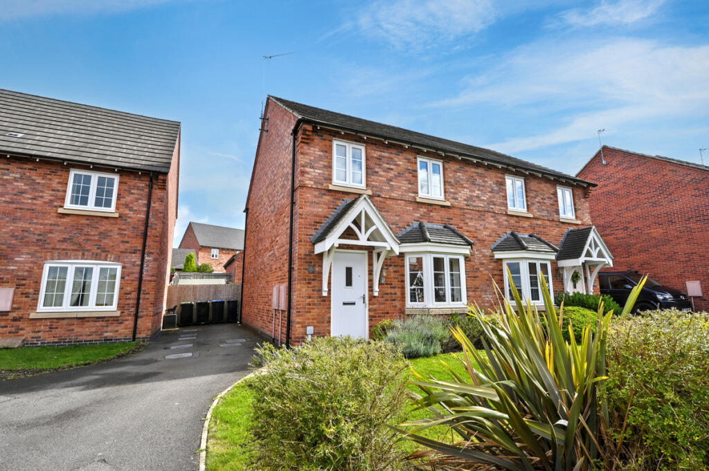 3-bed semi-detached on Hermitage Close, Ashbourne, DE6, £280,000