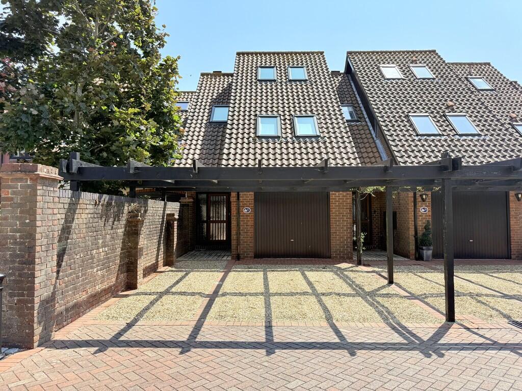 3-bed house on Velsheda Court, Hythe, Southampton, £640,000