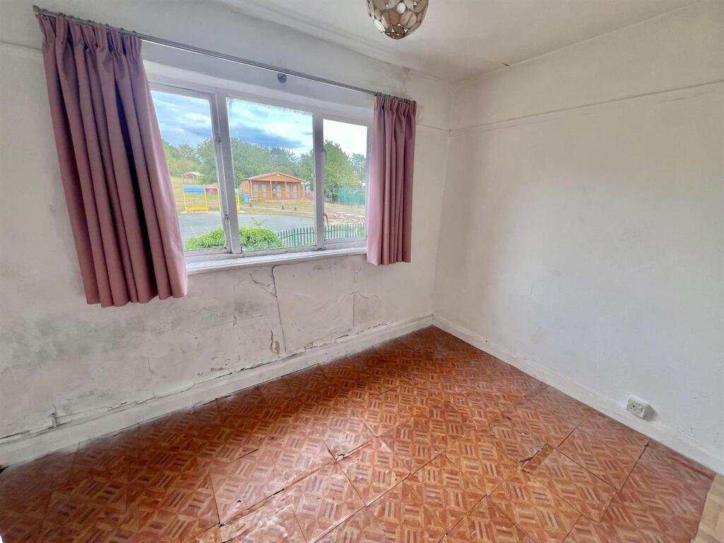 House in Huddersfield, Lepton, Kirkburton - More