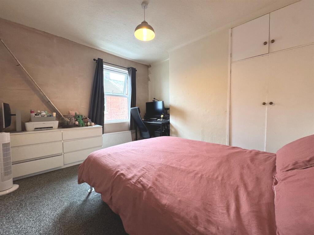 House in Staffordshire Moorlands, Leek - More