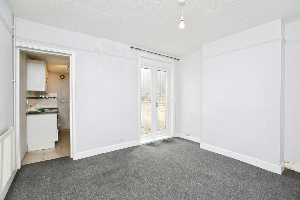 House in Swale, Grove Park, Regent Quay - More