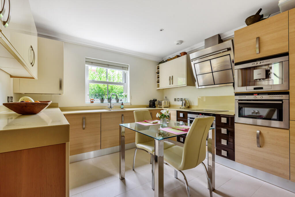 Apartment in Kingston upon Thames - View 4