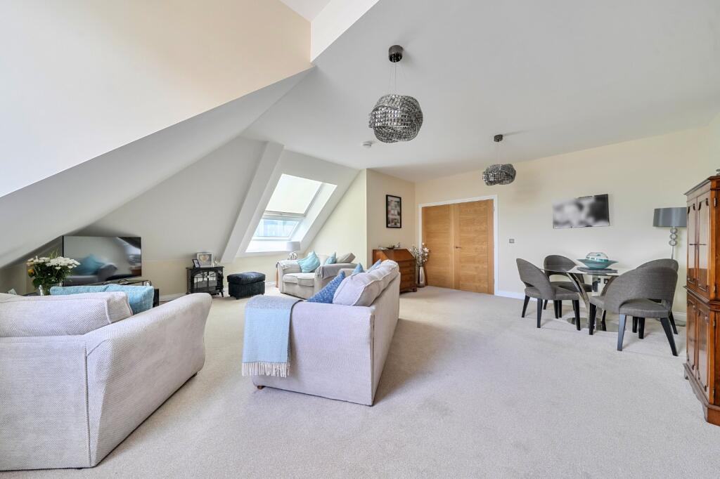 Apartment in Solihull, Dickens Heath - View 5