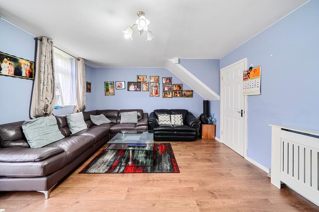 Canberra Drive, Northolt, UB5 photo 4