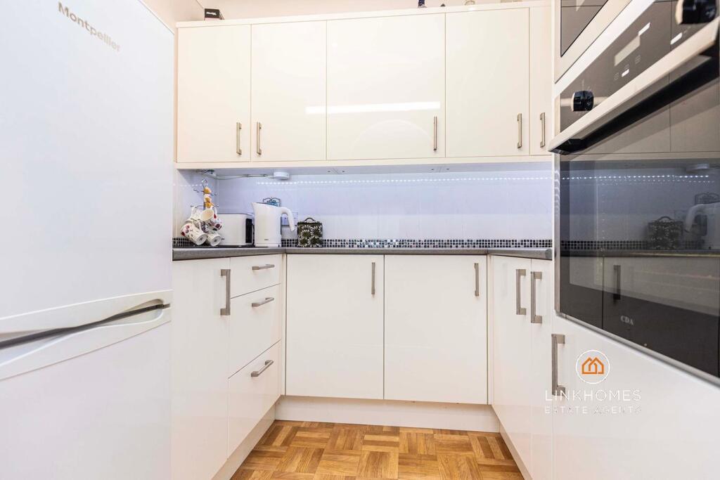 Wentworth Drive, Broadstone, BH18 photo 2