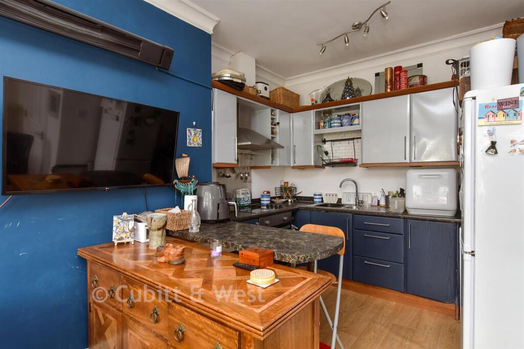 Apartment in Worthing, West Sussex - More