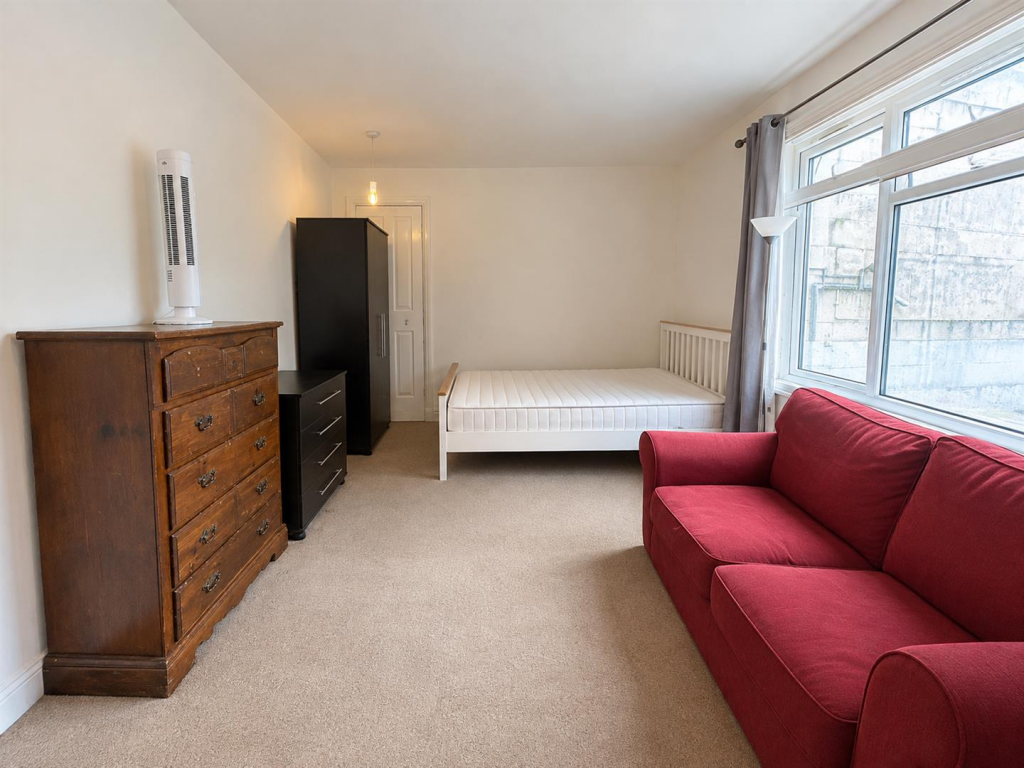 Apartment in Southall - View 3