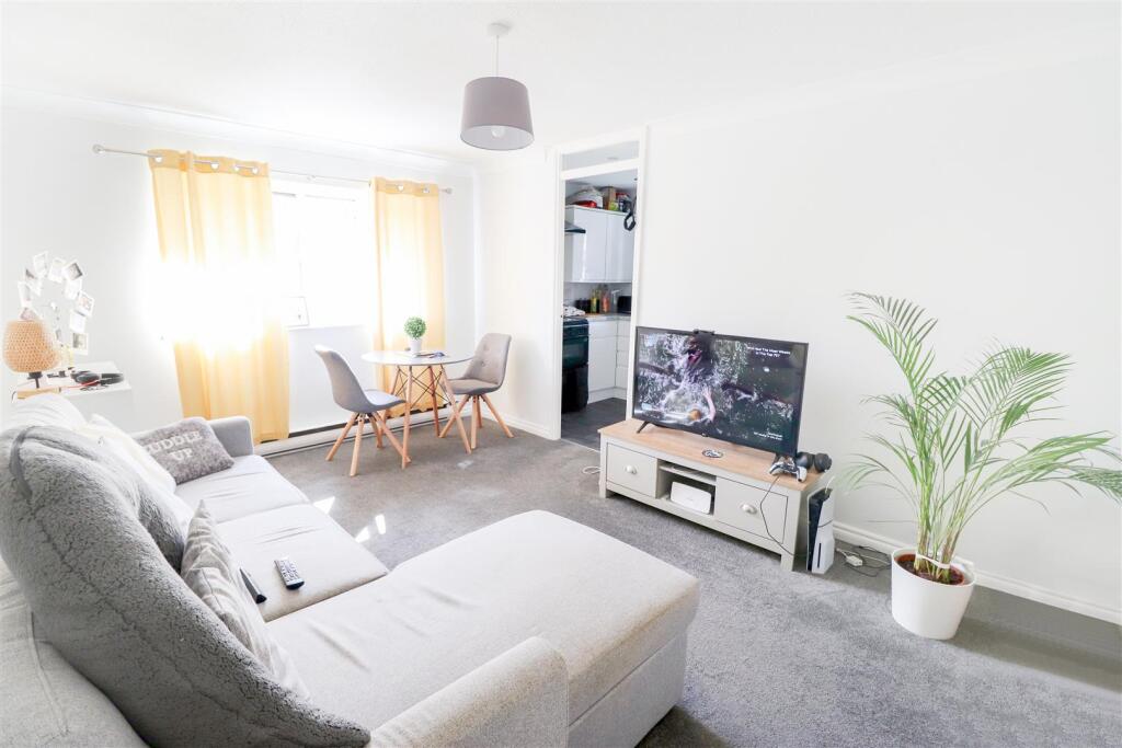 Apartment in Basildon, Queens Park, Billericay - View 3