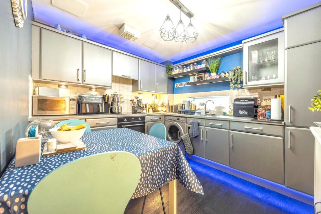 Apartment in Edinburgh, Leith Central - View 5
