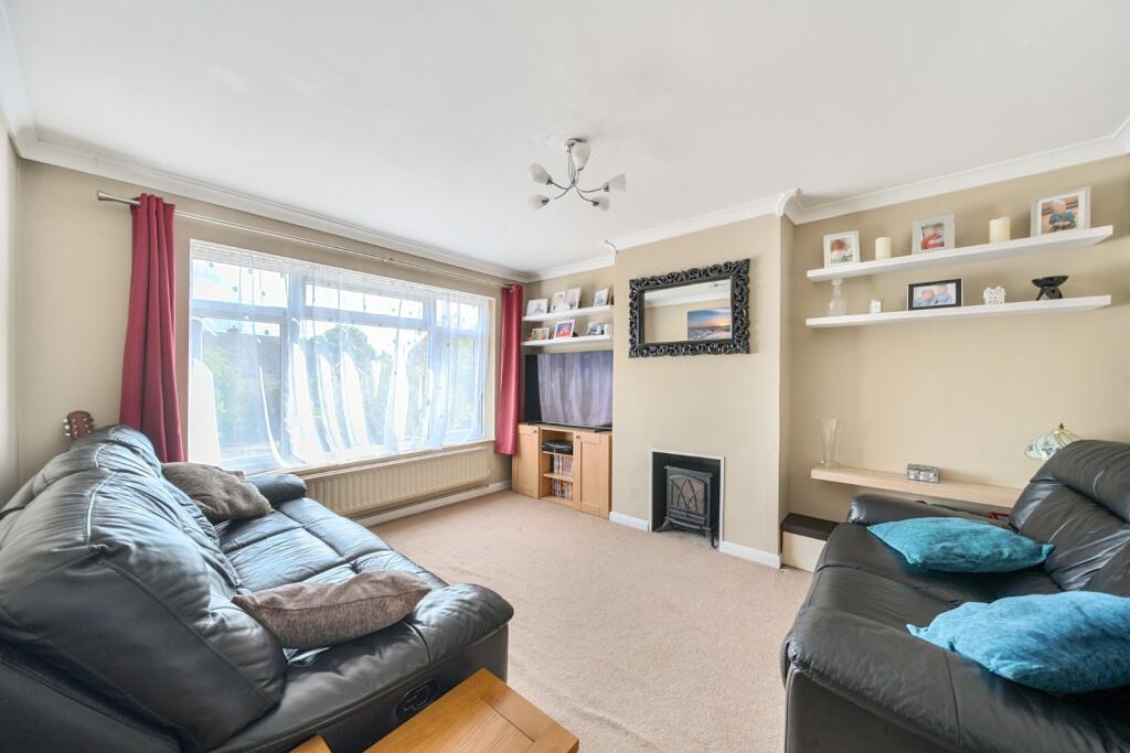 Fern Drive, Taplow, Buckinghamshire, SL6 photo 2