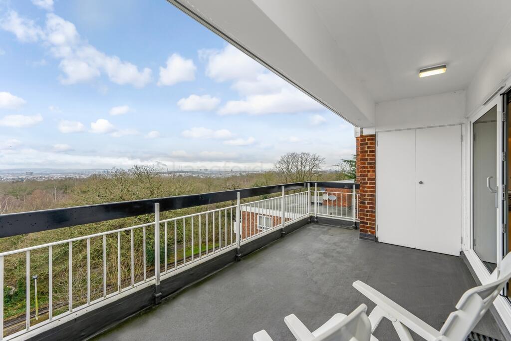 Apartment in Ilford - More