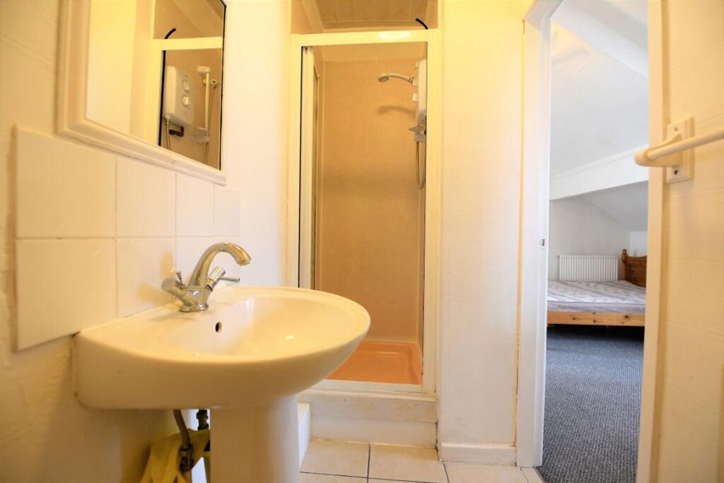 6 bedroom house for rent
