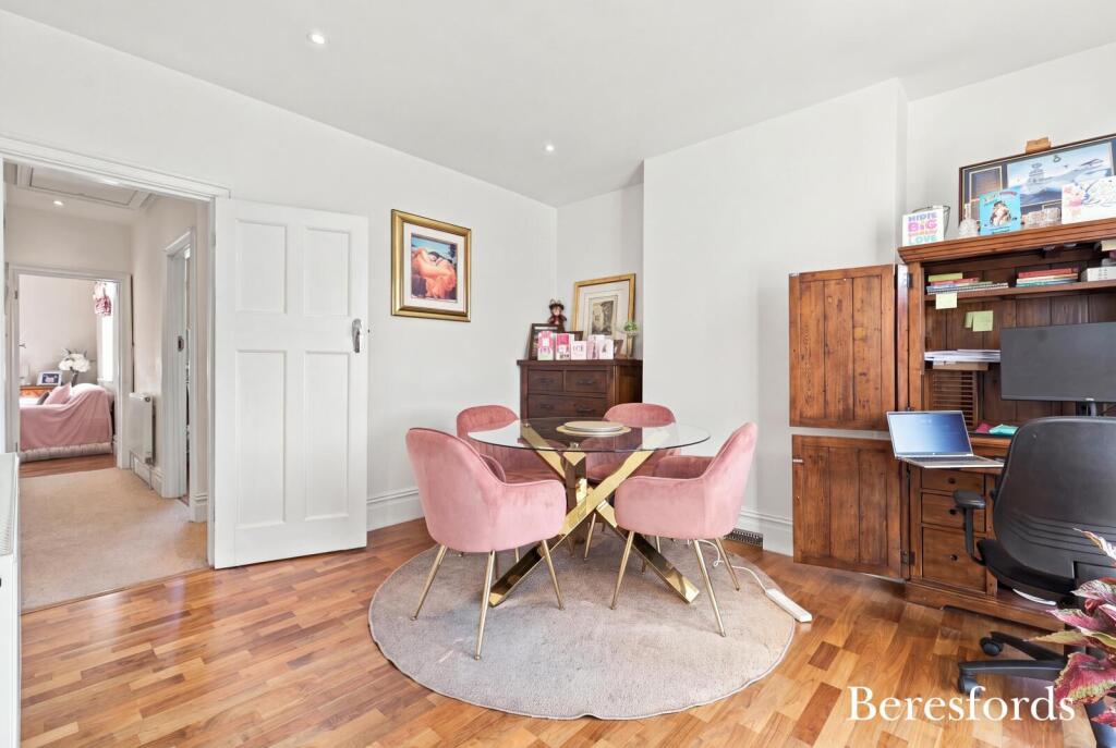 Apartment in London, Gidea Park - More