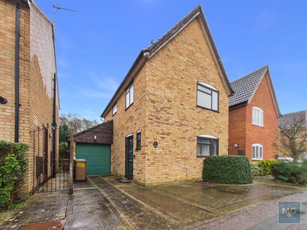 3-bed detached on Raedwald Drive, Bury St. Edmunds, £325,000