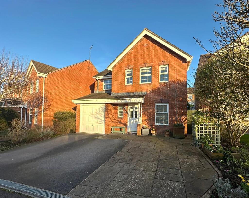 4-bed detached on Claypole Mead, Pewsham, Chippenham, £469,950
