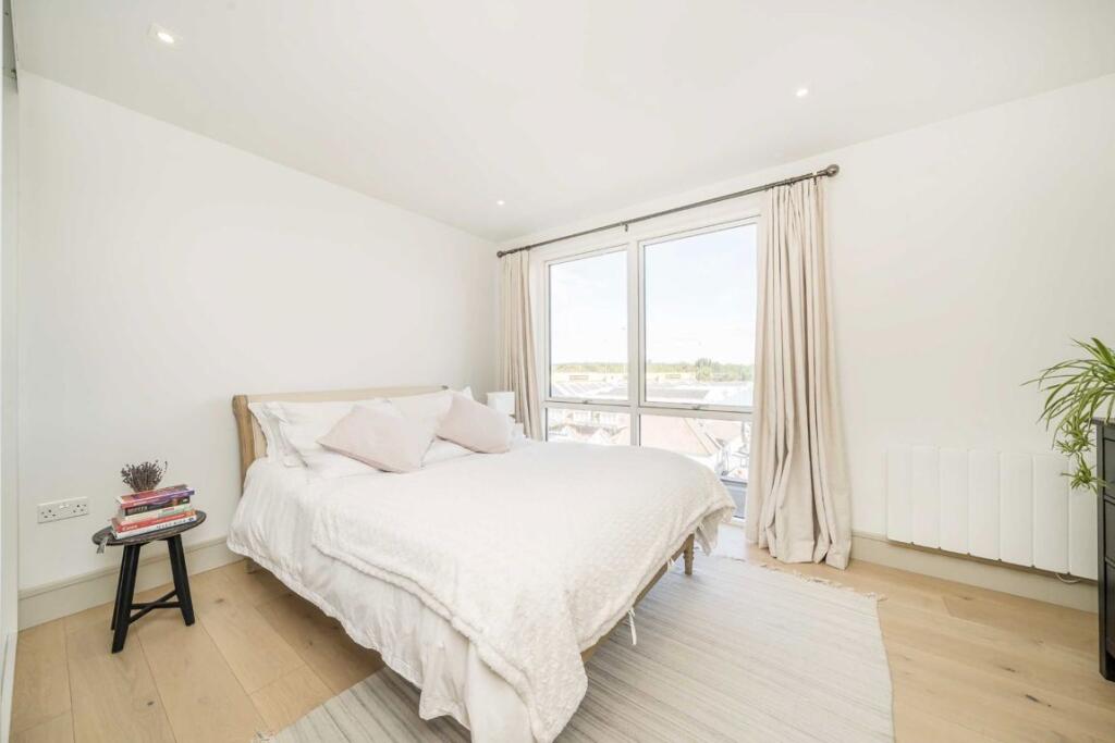 Apartment in Kingston upon Thames - View 3