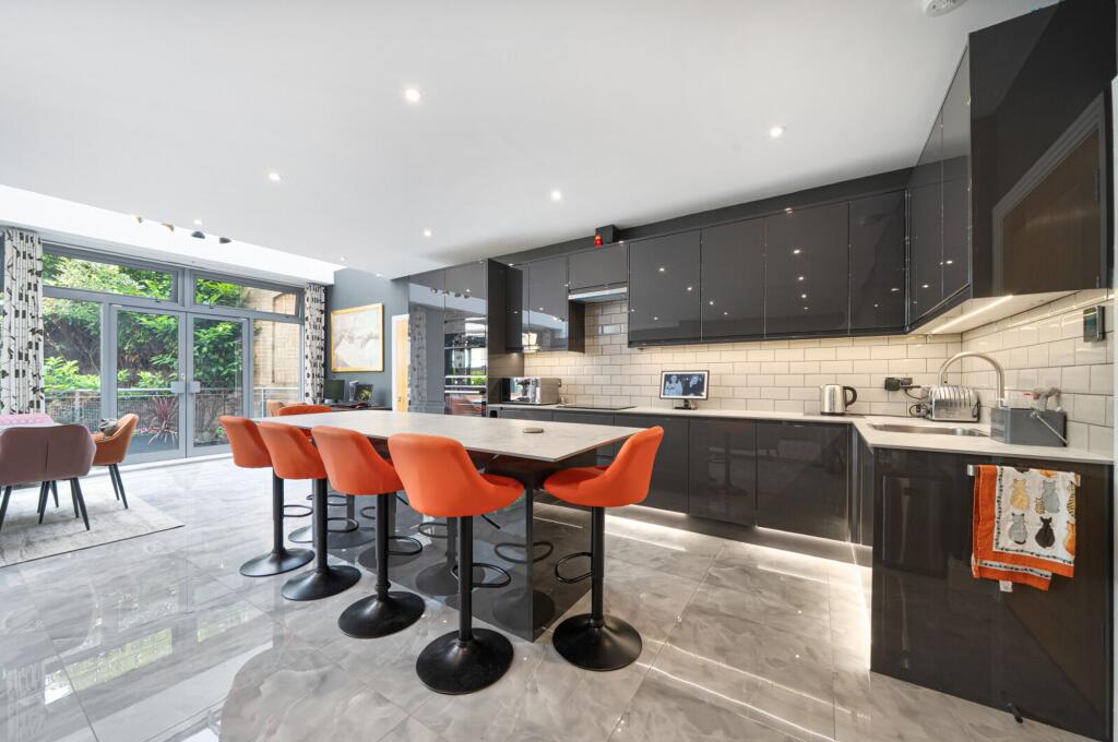 Apartment in London - View 5