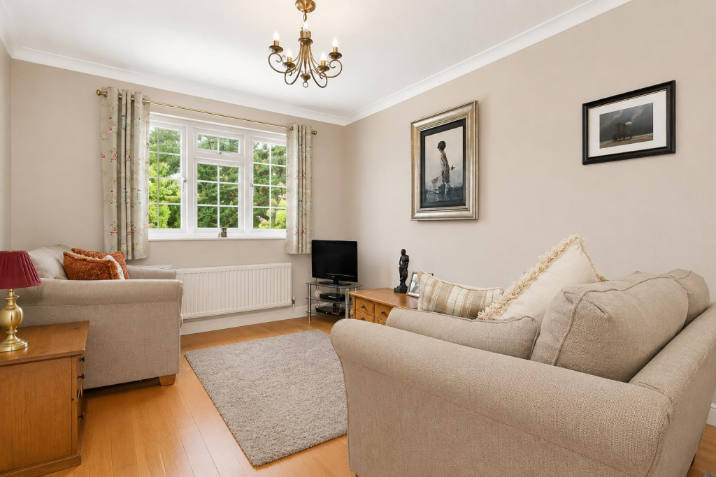 Ealing Close, Borehamwood photo 2