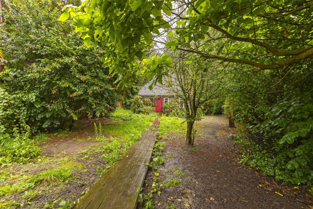 3-bed detached on Hampers Lane, Storrington, Pulborough, £475,000