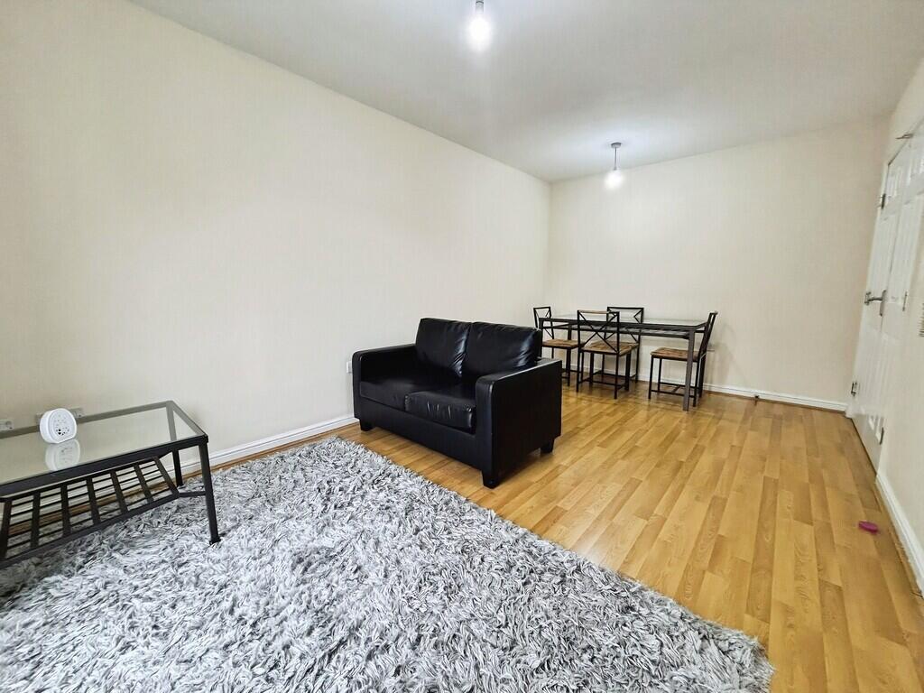 Apartment in Leeds, Town End, Farnley - View 5