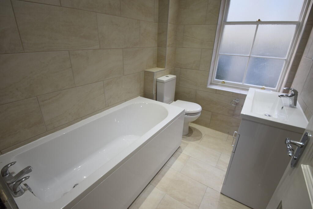 House in Bradford, Saltaire, Shipley - More