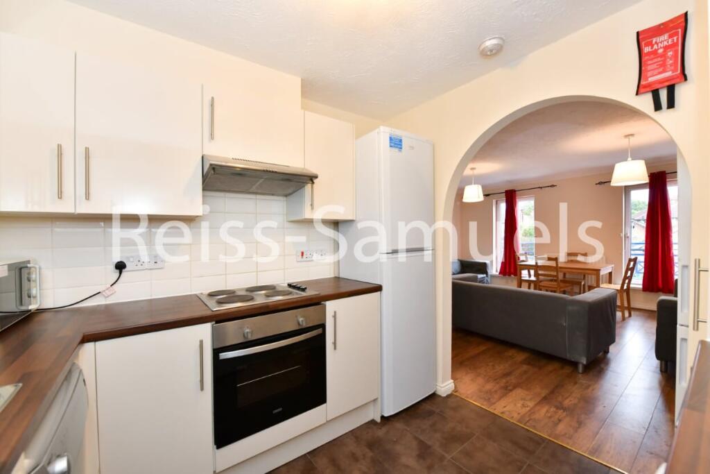 6 bedroom semi-detached house for rent