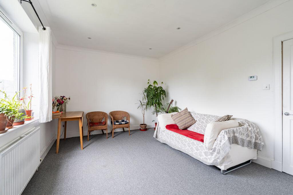 Apartment in Edinburgh, Corstorphine - View 3
