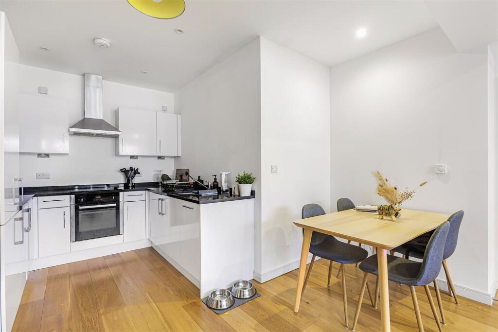 Apartment in London - View 5