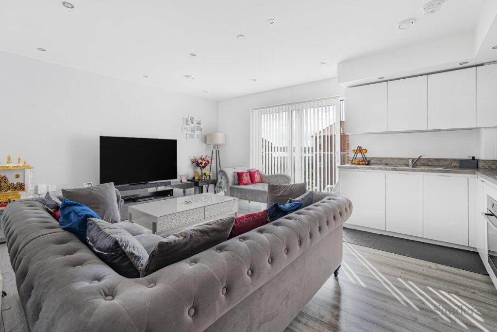 Stirling Drive, Luton, Bedfordshire, LU2 photo 3